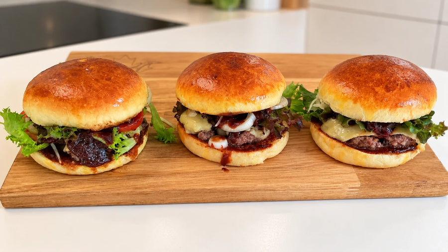 Cheeseburger mit Canadian Taste BBQ Sauce auf selbst gebackenen Burger Buns